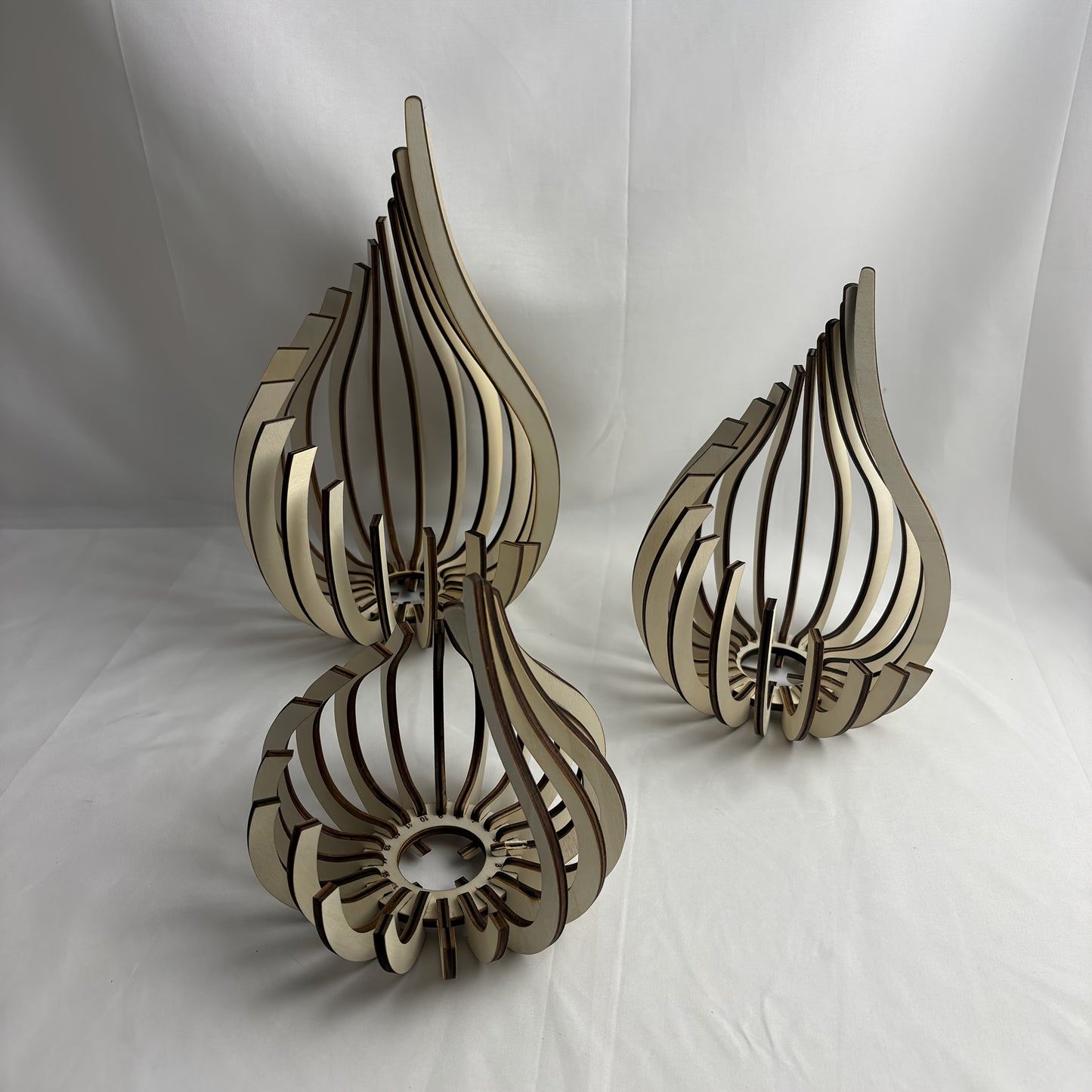 Hand-Carved Modern Minimalist Candle Holder - Elegant Artificial Wood Table Centerpiece with Natural Wood Grain, Animal-Inspired Design